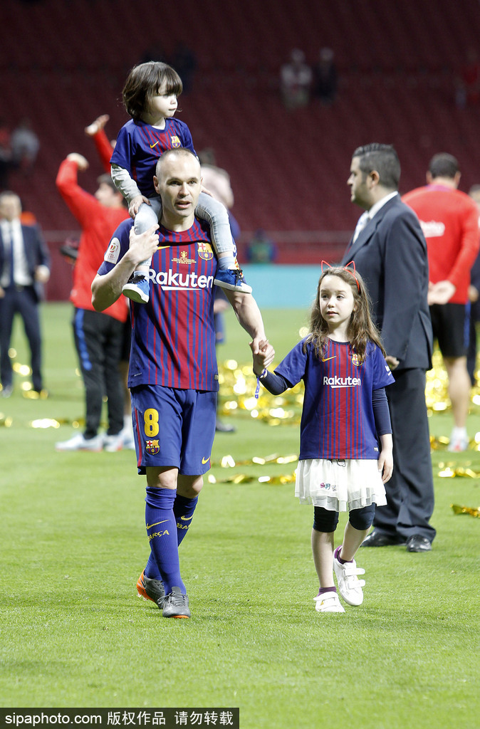 巴萨太太团携萌娃庆祝夺冠温馨甜蜜