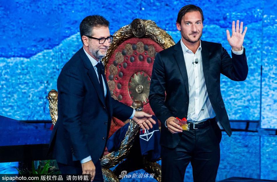 托蒂帅气亮相脱口秀节目