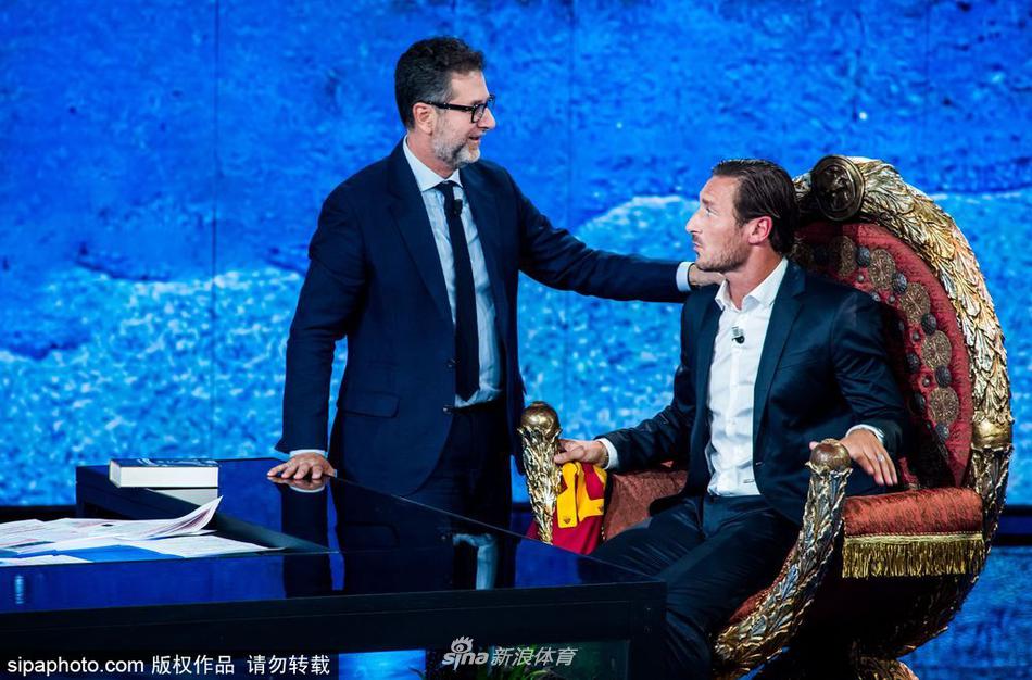 托蒂帅气亮相脱口秀节目