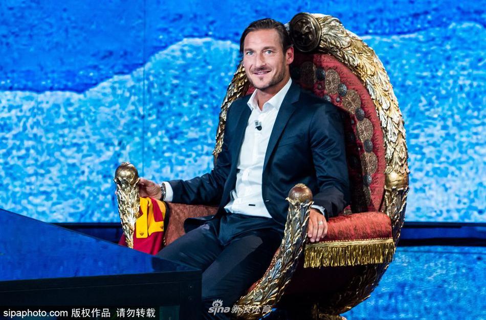 托蒂帅气亮相脱口秀节目