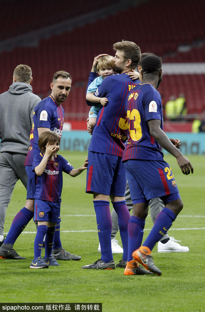 巴萨太太团携萌娃庆祝夺冠温馨甜蜜