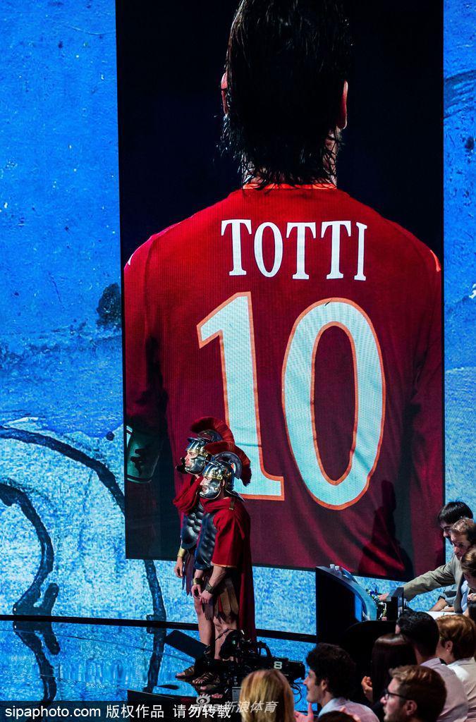 托蒂帅气亮相脱口秀节目