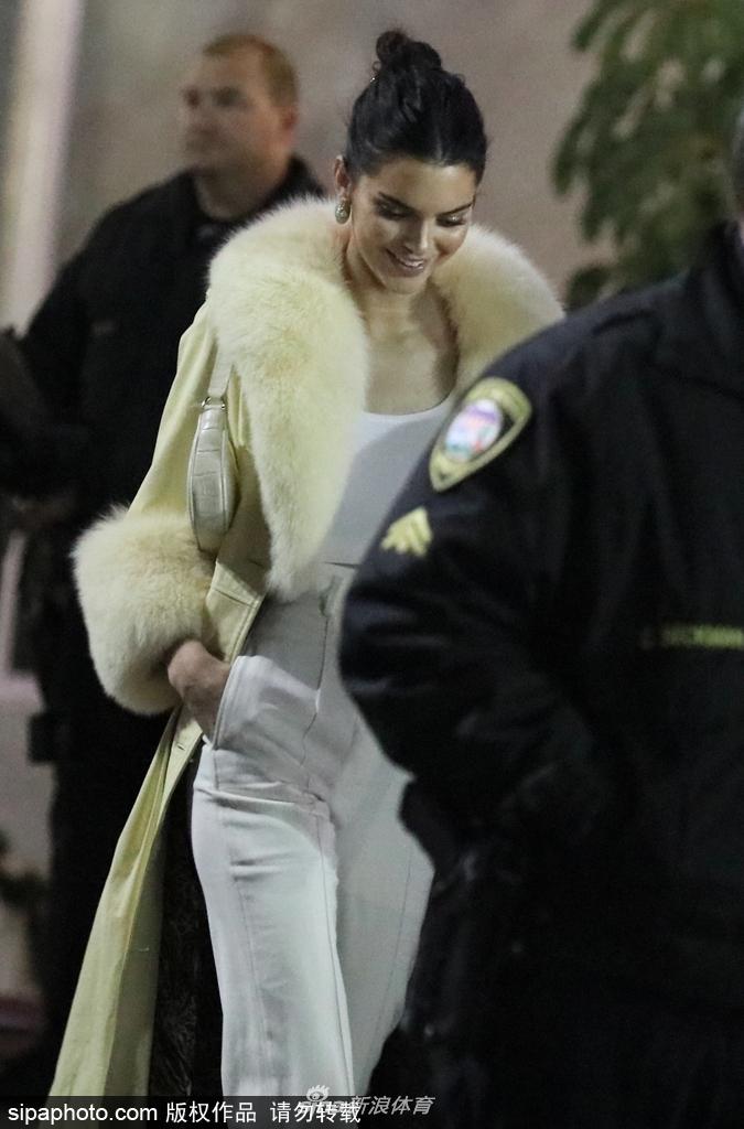 肯达尔詹娜大衣现身贵妇范十足