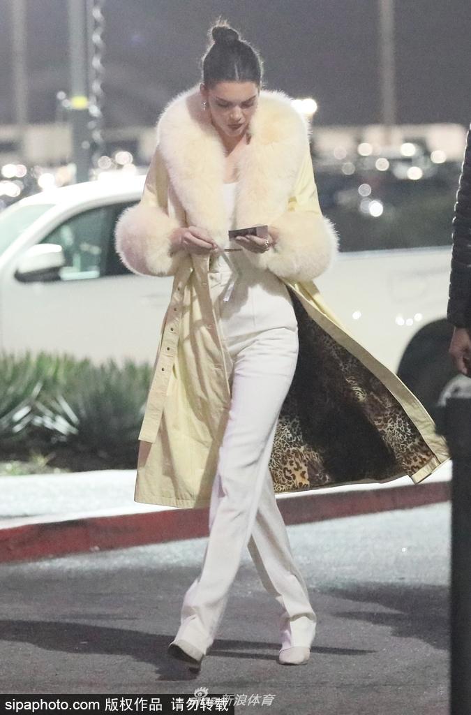 肯达尔詹娜大衣现身贵妇范十足