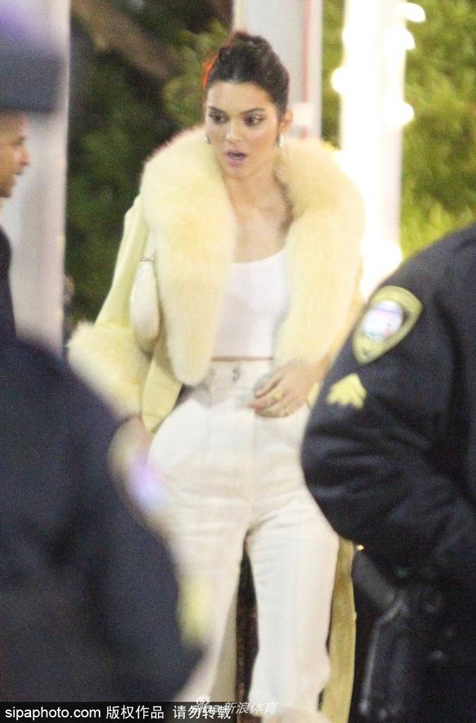 肯达尔詹娜大衣现身贵妇范十足