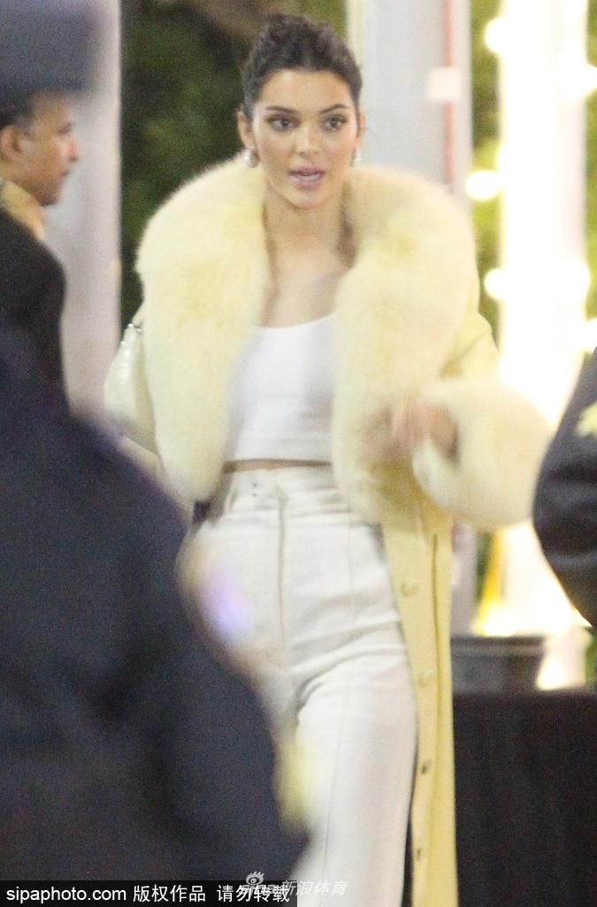 肯达尔詹娜大衣现身贵妇范十足