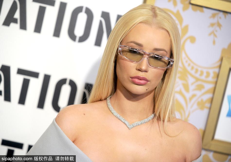 尼克杨前未婚妻伊基・阿塞莉娅秀香肩