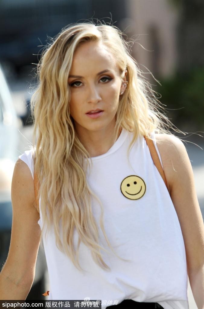 柳金清凉运动装现身街头