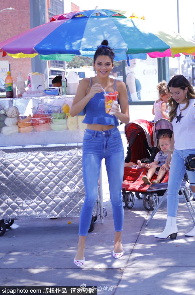 詹娜牛仔装外出纤腰长腿十分迷人