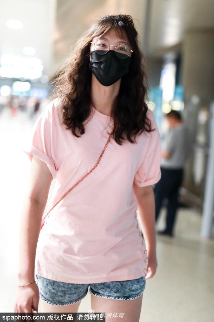 惠若琪粉t可爱现身机场 身材高挑长腿吸睛