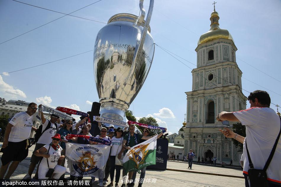 球迷齐聚基辅为球队加油
