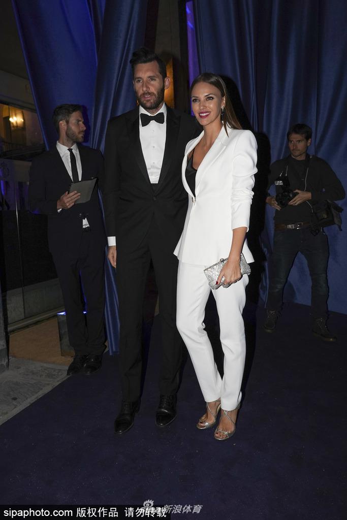 鲁迪-费尔南德斯携妻出席晚宴黑白搭配甜蜜恩爱