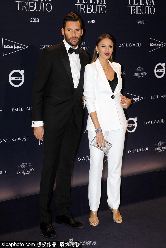 鲁迪-费尔南德斯携妻出席晚宴黑白搭配甜蜜恩爱