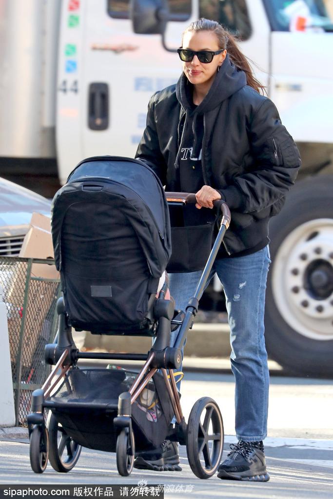 C罗旧爱推宝宝出街 漂亮小女儿宛如俄罗斯套娃