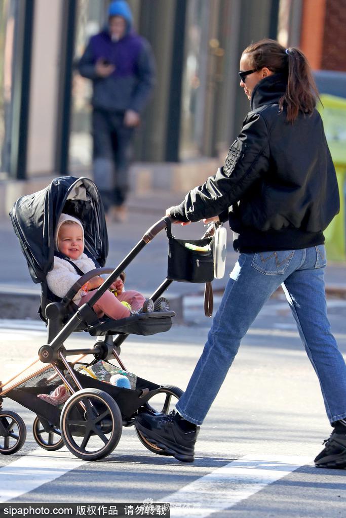 C罗旧爱推宝宝出街 漂亮小女儿宛如俄罗斯套娃