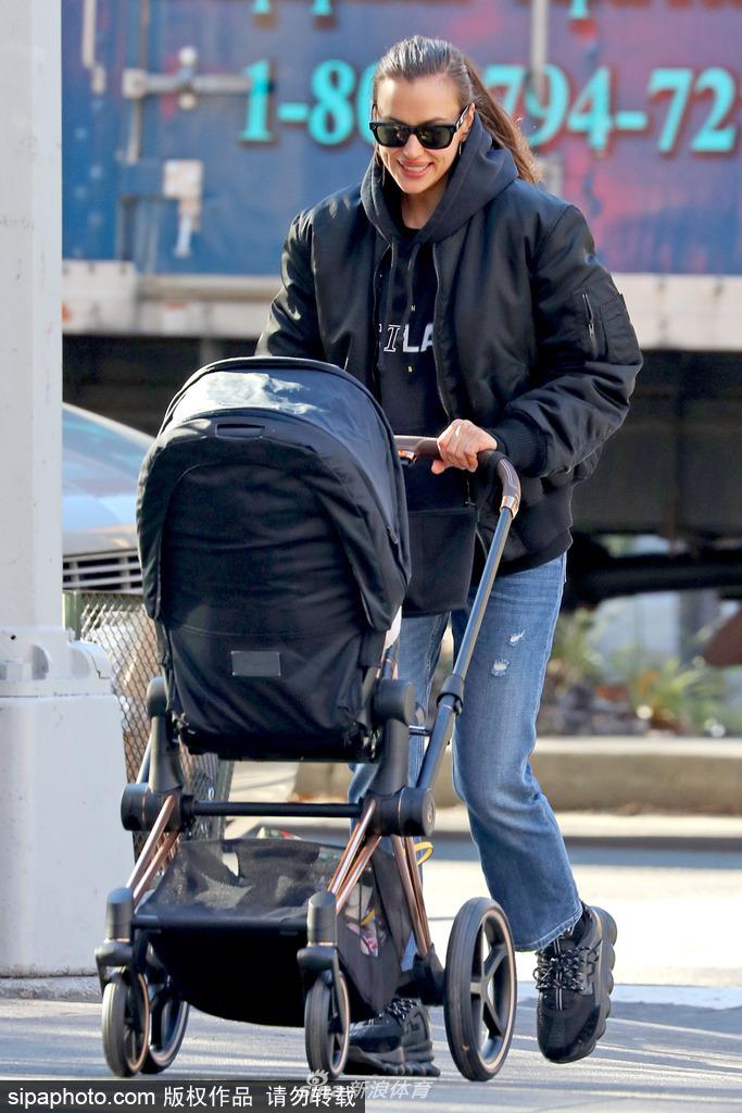 C罗旧爱推宝宝出街 漂亮小女儿宛如俄罗斯套娃