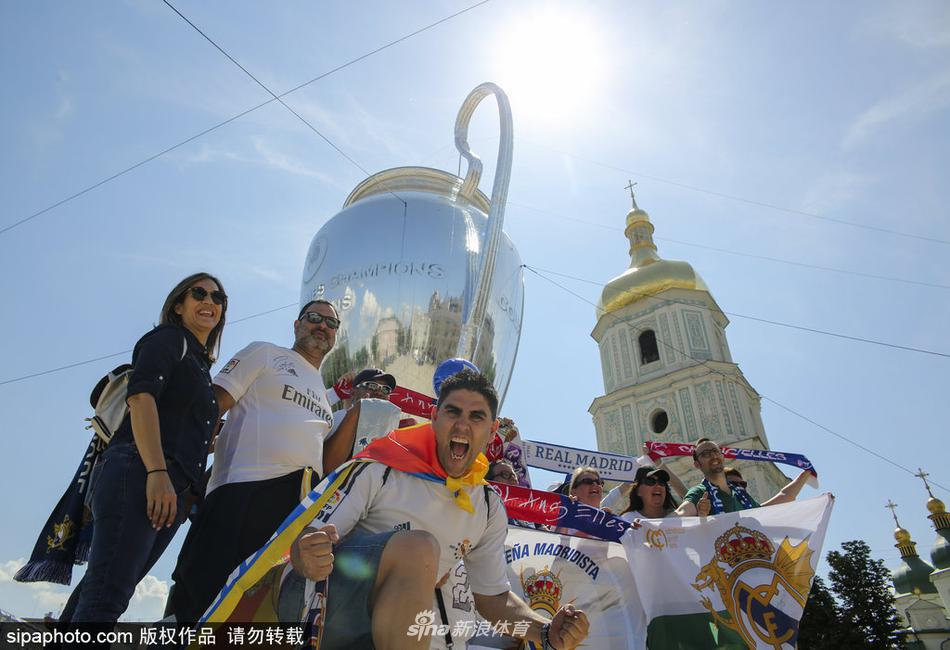 球迷齐聚基辅为球队加油