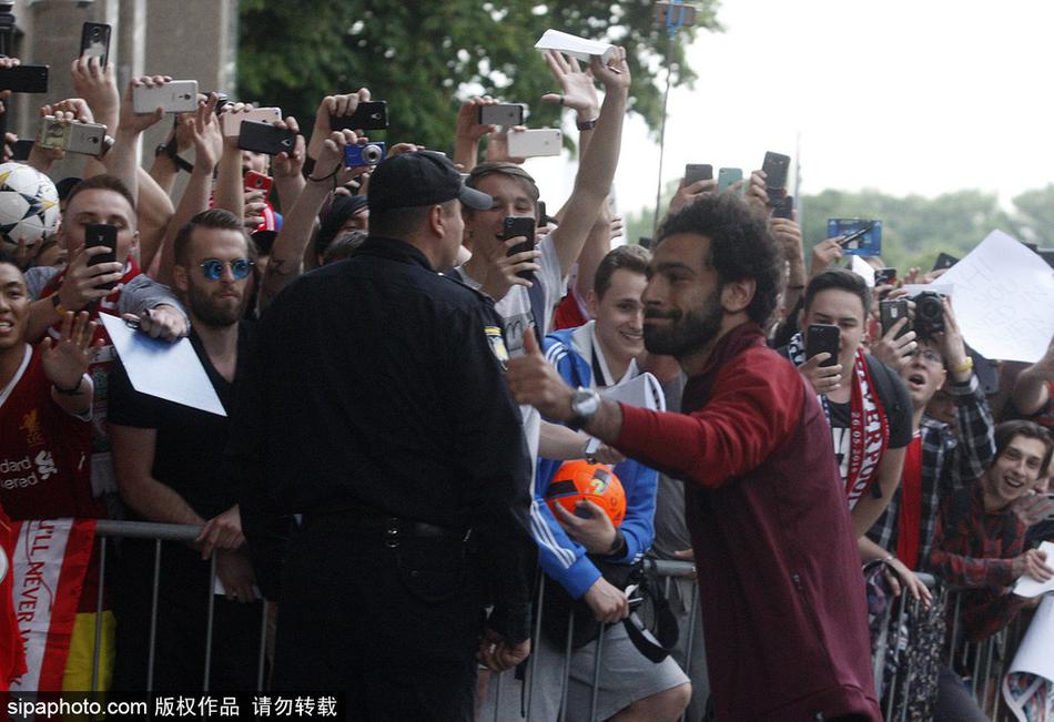 萨拉赫领衔利物浦球员抵达酒店