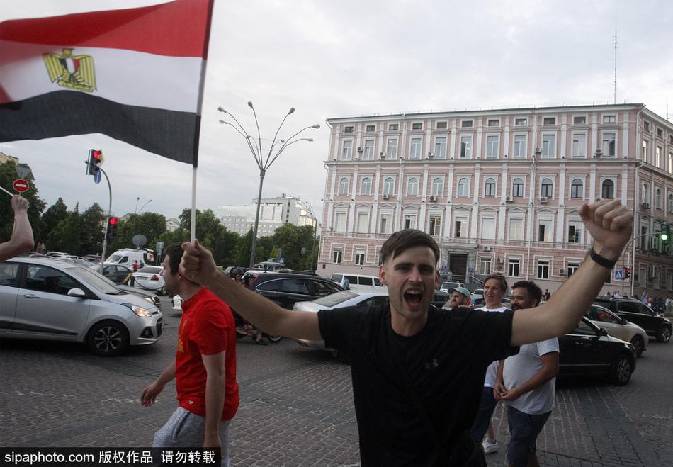 萨拉赫领衔利物浦球员抵达酒店