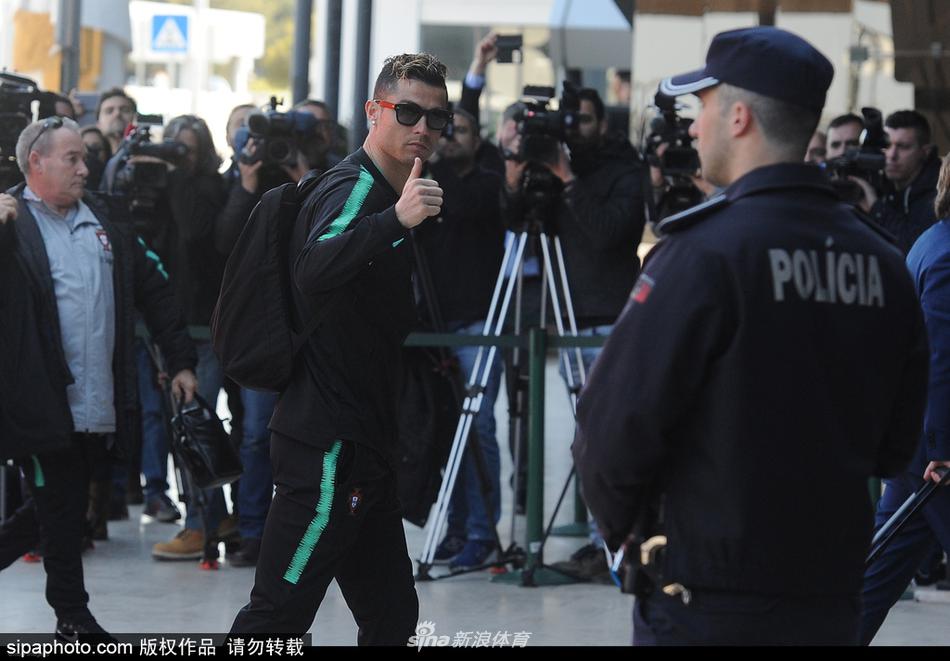 葡萄牙启程飞瑞士C罗表情轻松