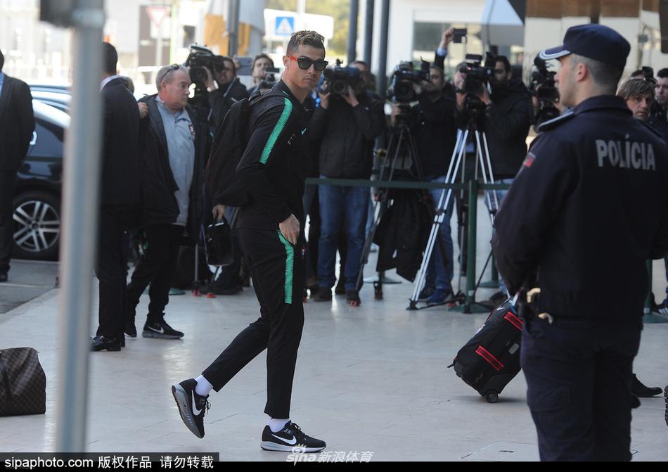 葡萄牙启程飞瑞士C罗表情轻松
