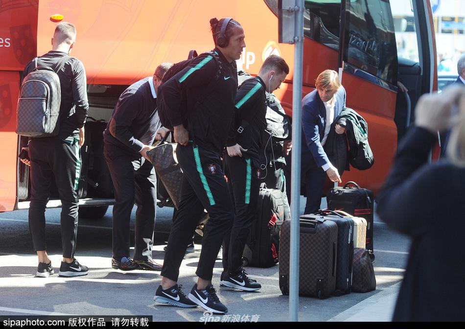 葡萄牙启程飞瑞士C罗表情轻松