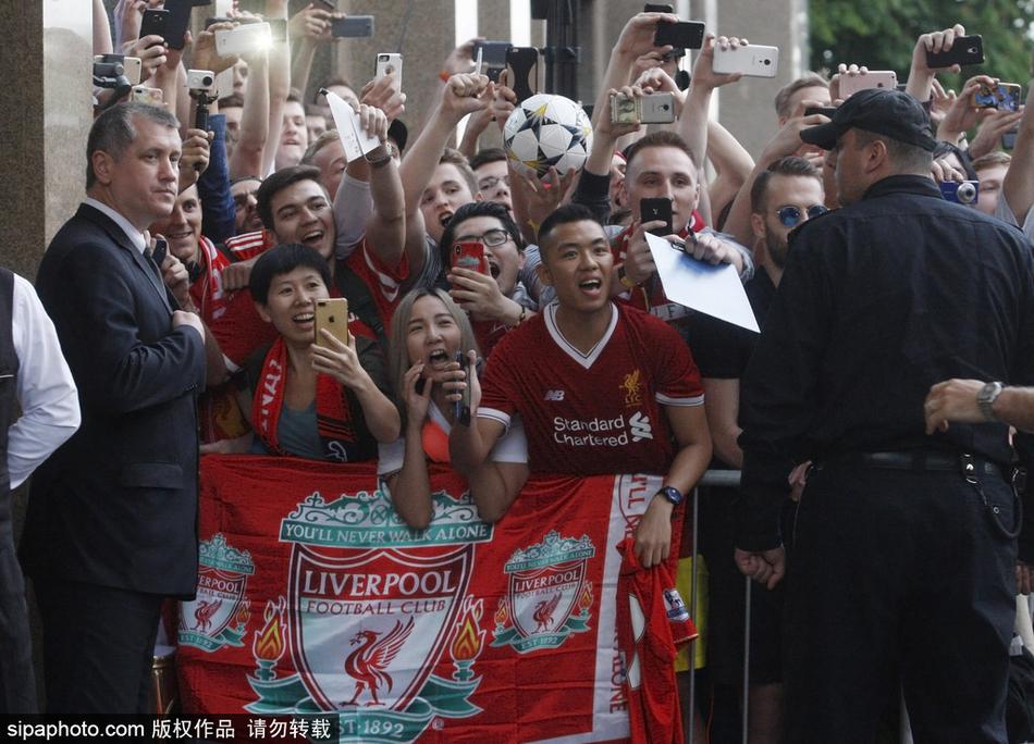 萨拉赫领衔利物浦球员抵达酒店