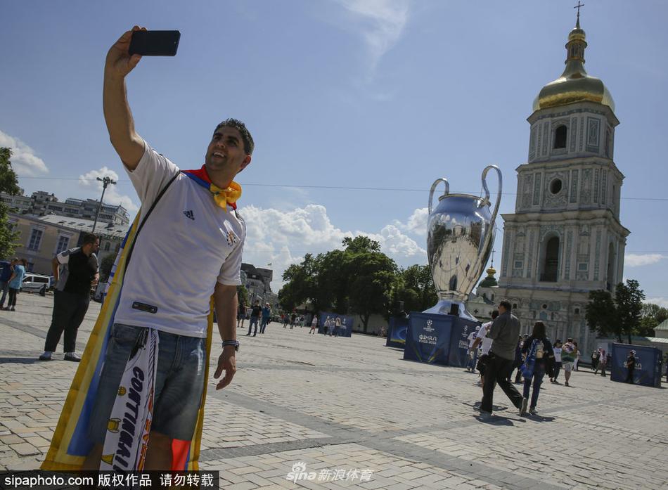 球迷齐聚基辅为球队加油