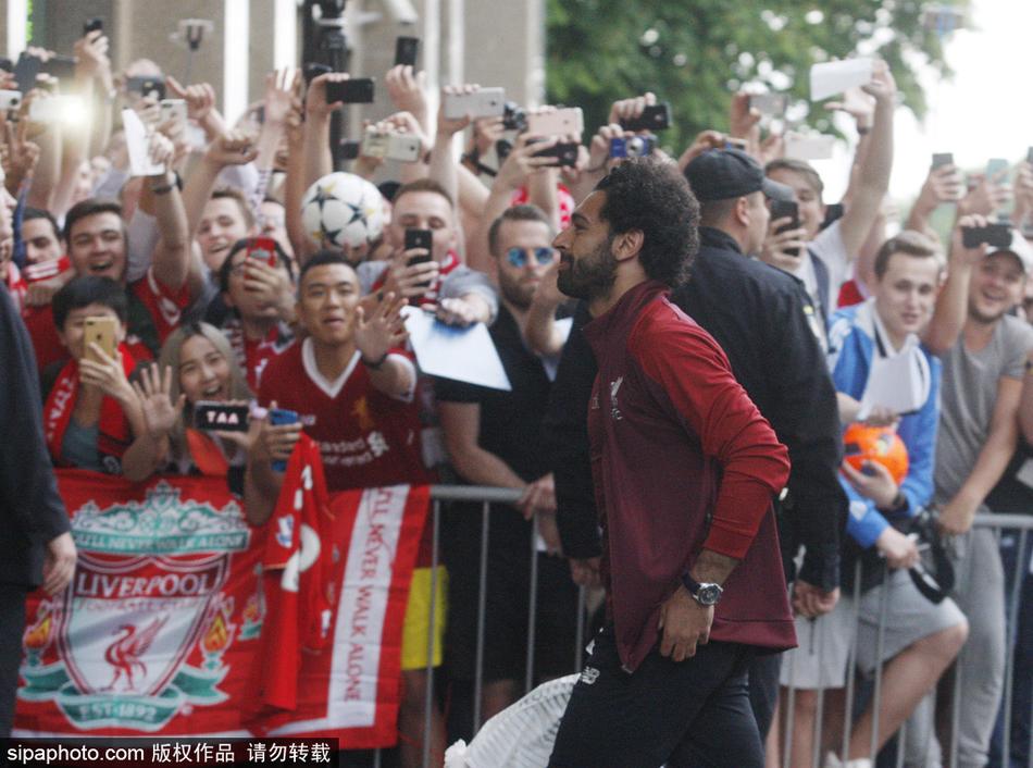 萨拉赫领衔利物浦球员抵达酒店