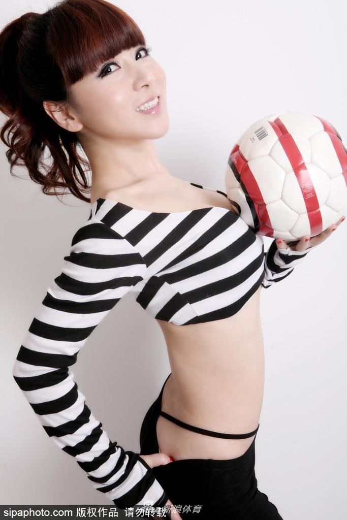 歌手戴雪儿化身足球宝贝大秀事业线