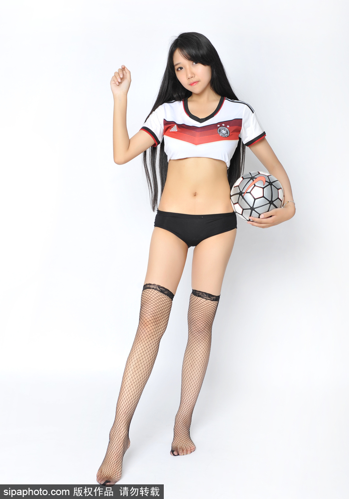 长腿足球宝贝贺德国全胜晋级世界杯
