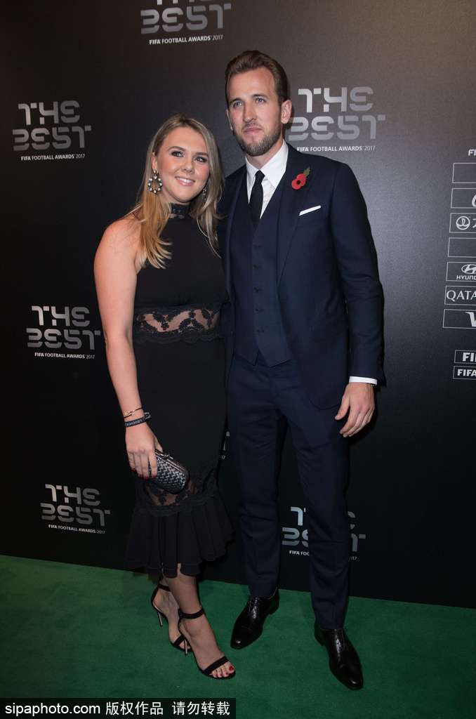 哈里-凯恩携女友出席红毯