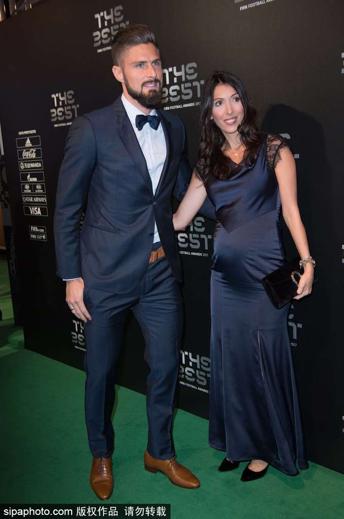 吉鲁携妻子詹妮弗亮相足球先生颁奖