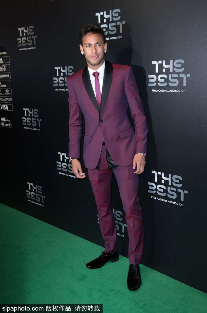 内马尔红色西服亮相红毯