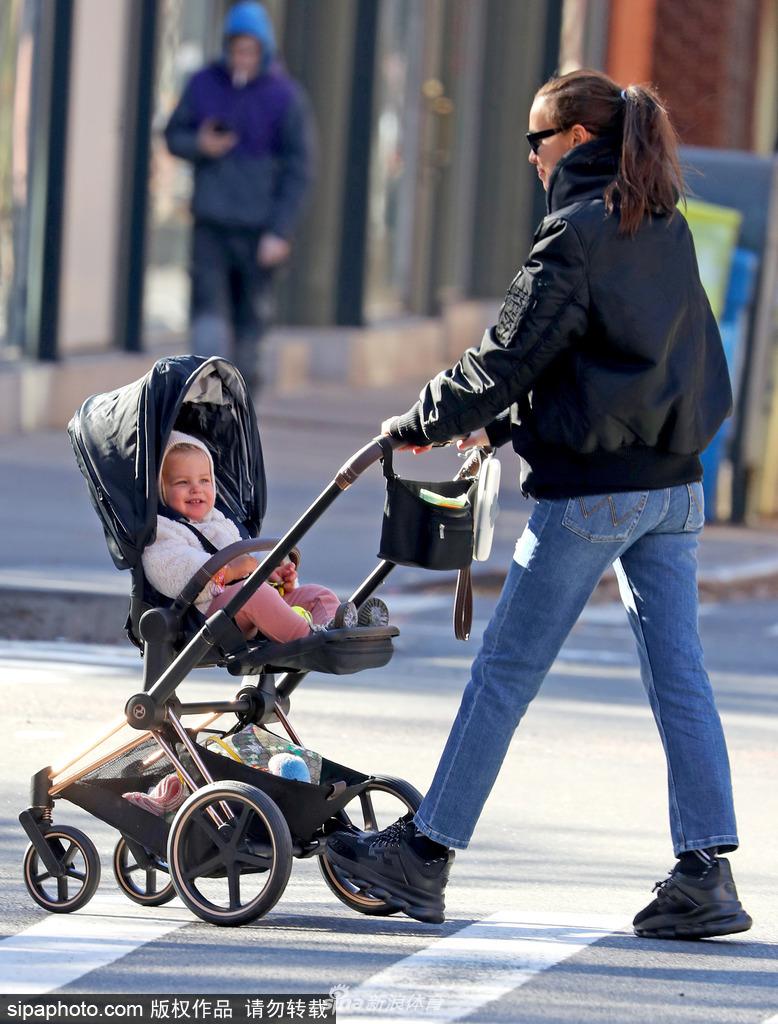 C罗旧爱推宝宝出街 漂亮小女儿宛如俄罗斯套娃