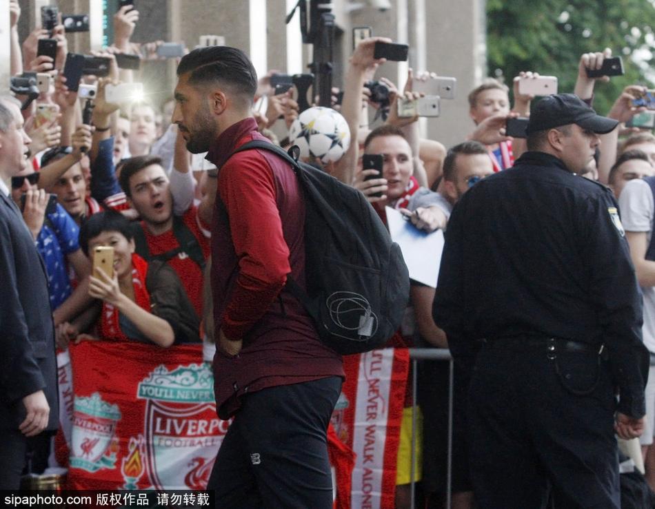 萨拉赫领衔利物浦球员抵达酒店