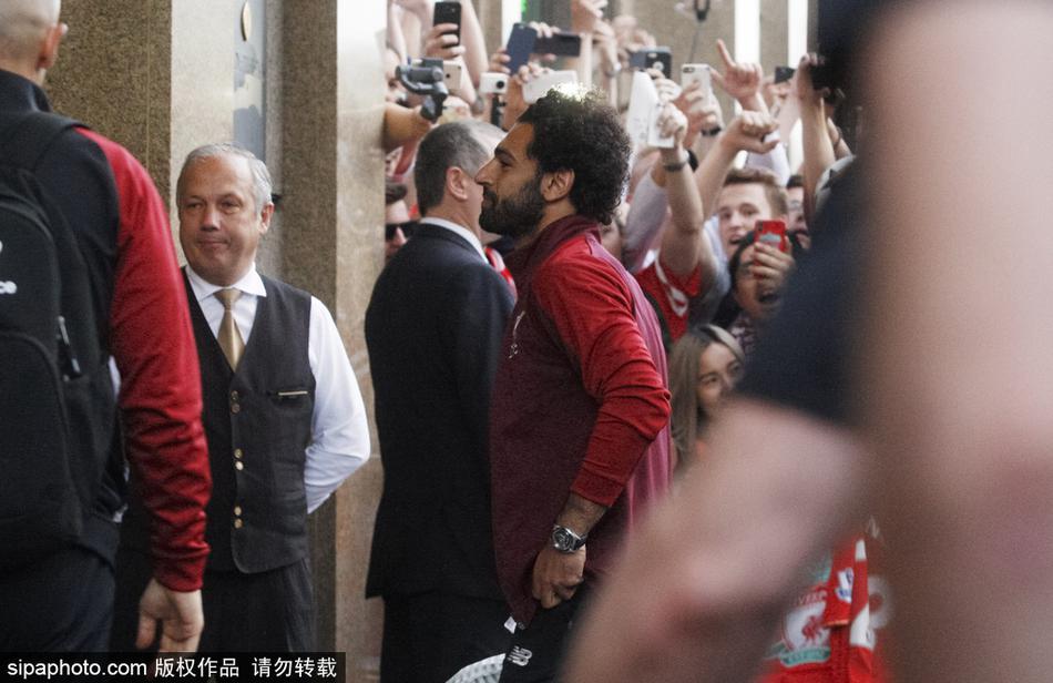 萨拉赫领衔利物浦球员抵达酒店