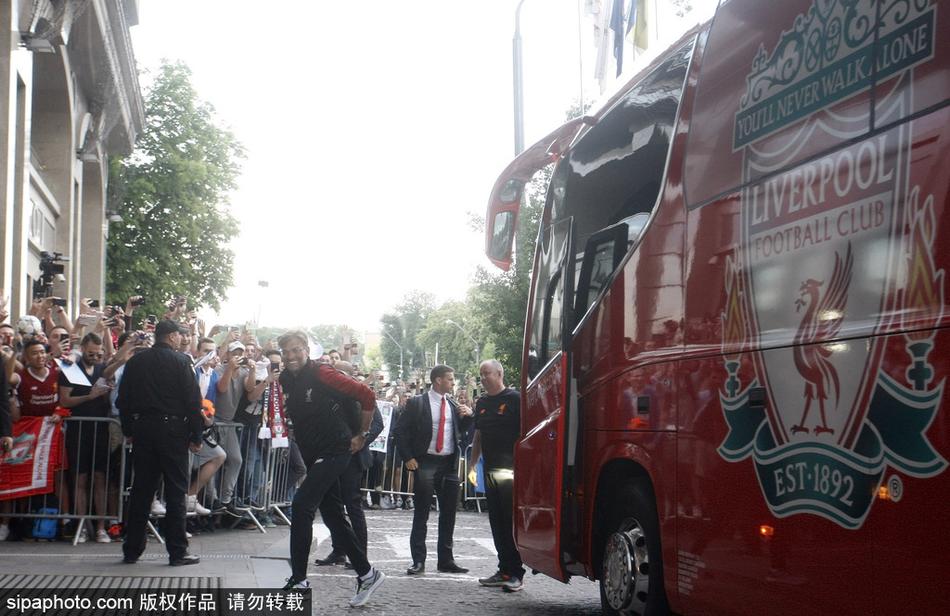 萨拉赫领衔利物浦球员抵达酒店