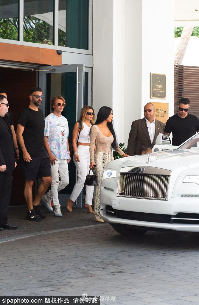 金・卡戴珊迈尔密出街 女儿身着中式旗袍亮相