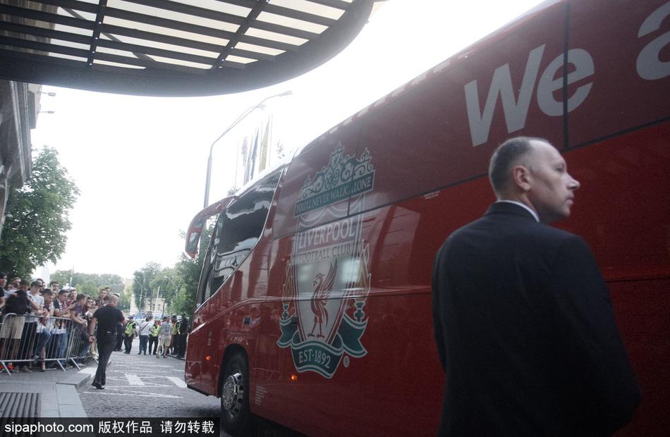 萨拉赫领衔利物浦球员抵达酒店