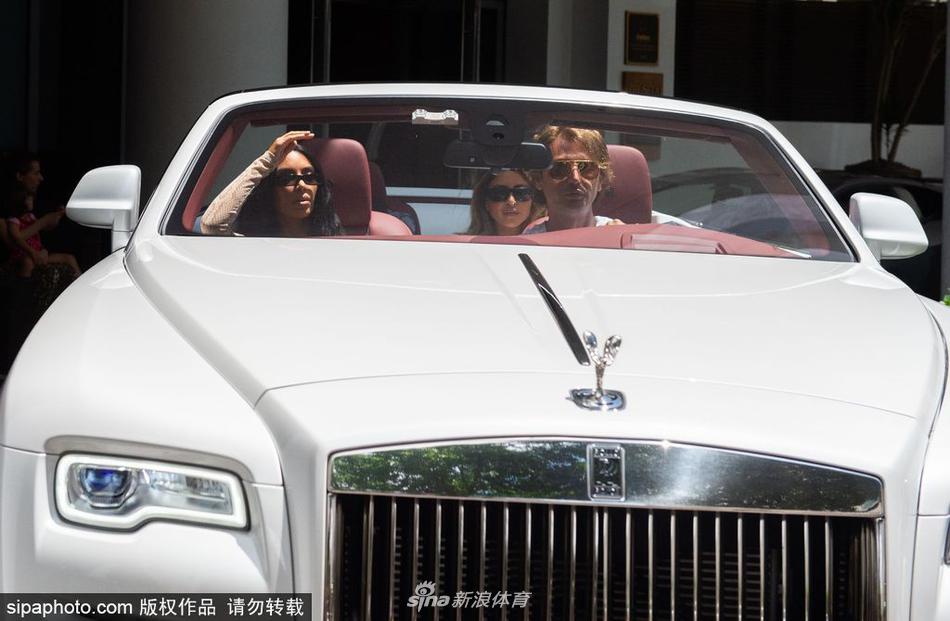 金・卡戴珊迈尔密出街 女儿身着中式旗袍亮相