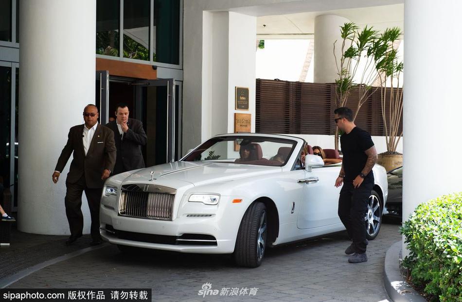 金・卡戴珊迈尔密出街 女儿身着中式旗袍亮相