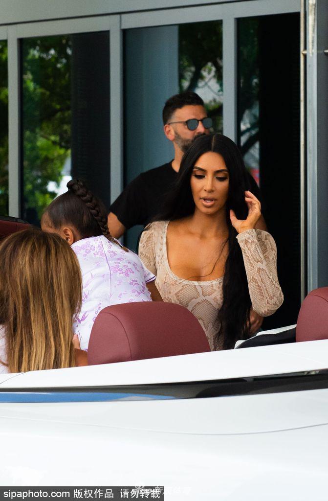 金・卡戴珊迈尔密出街 女儿身着中式旗袍亮相