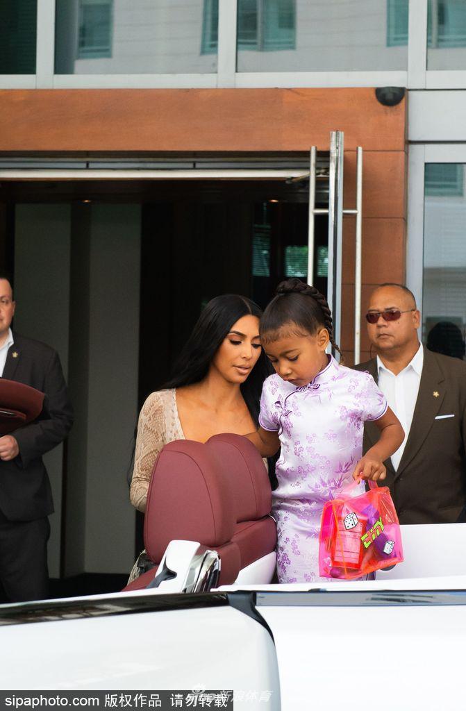 金・卡戴珊迈尔密出街 女儿身着中式旗袍亮相