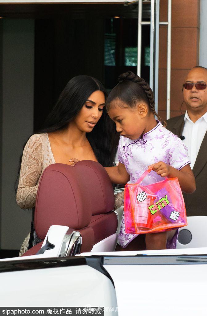 金・卡戴珊迈尔密出街 女儿身着中式旗袍亮相