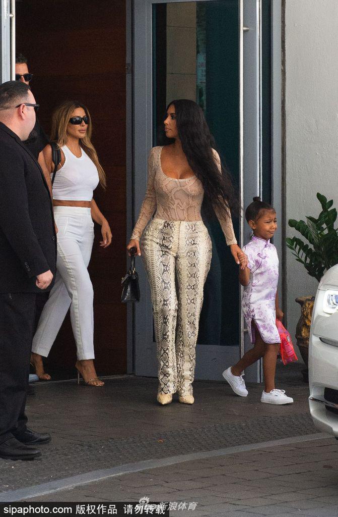 金・卡戴珊迈尔密出街 女儿身着中式旗袍亮相