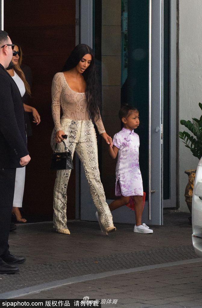 金・卡戴珊迈尔密出街 女儿身着中式旗袍亮相