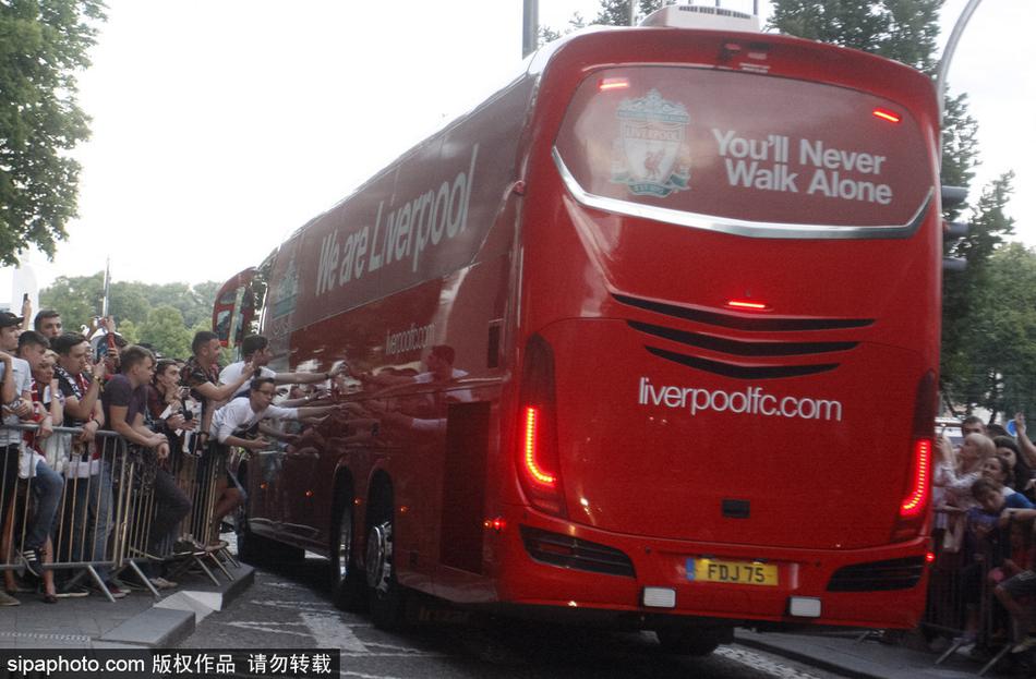 萨拉赫领衔利物浦球员抵达酒店