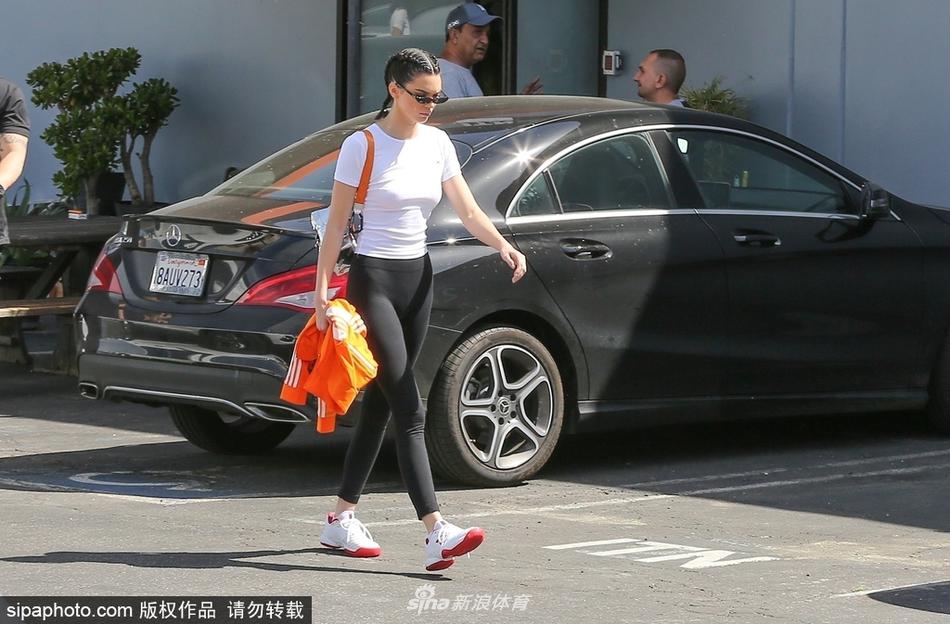詹娜一身紧身运动装纤细好身材尽显