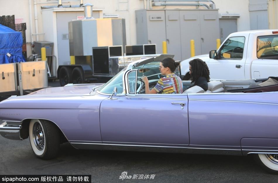 詹娜和朋友驾驶复古敞篷车拉风